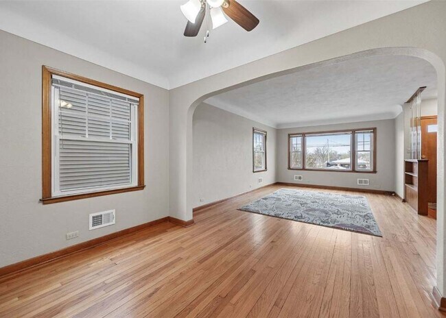 Foto del edificio - NE 3 bedroom 1+ bath attached garage