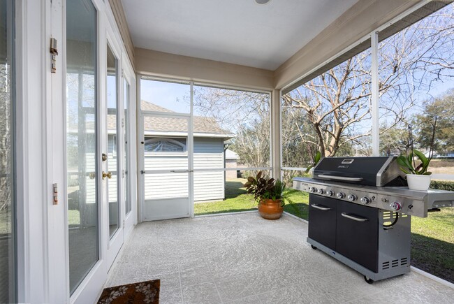 Building Photo - 3/2 Beautiful home on Meadowbrook Golf Course