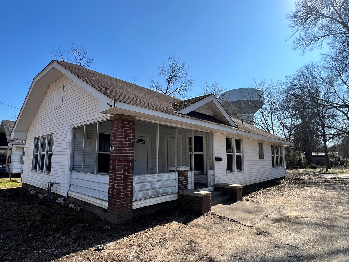 Primary Photo - 809 E Sullenberger Ave