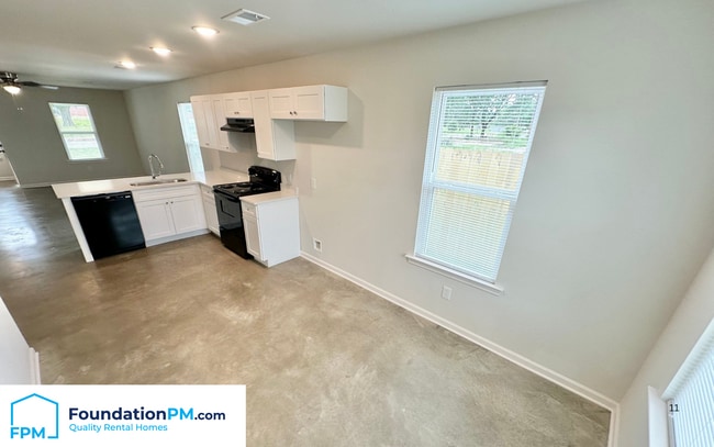 Building Photo - 2501 E Tyler Ave