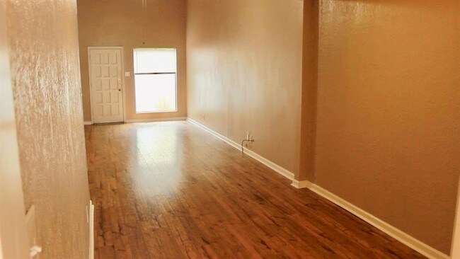 Building Photo - 800 N San Jacinto St