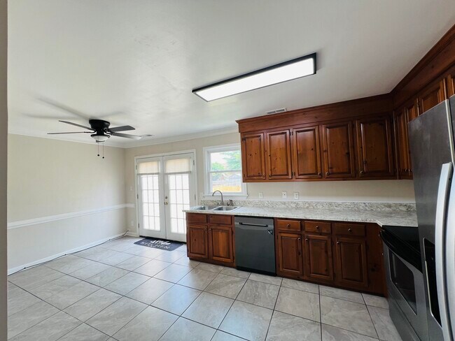 Foto del edificio - 3013 Radcliffe Ln N