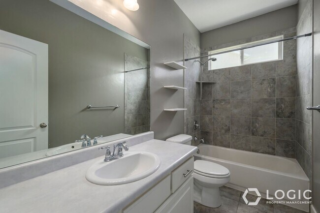 Foto del edificio - Stunning Row End Townhome In Prime Location!