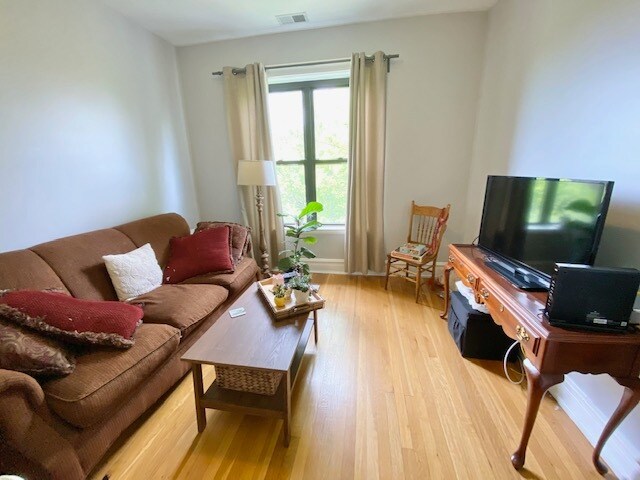 Foto del edificio - 1104 W Dickens Ave