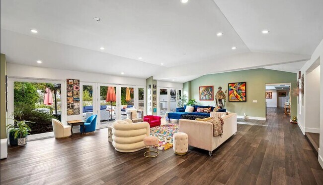 Foto del edificio - 820 Foothill Ln
