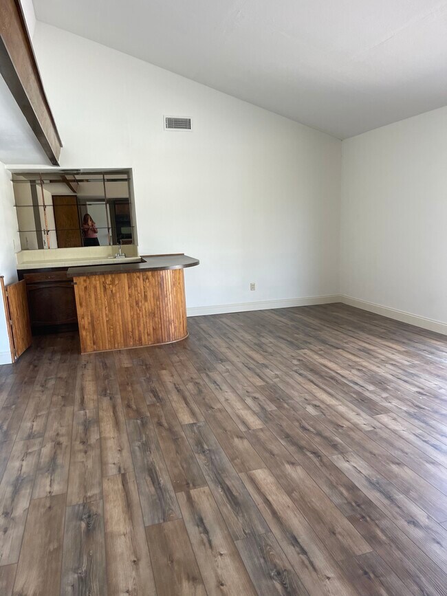 Building Photo - 6674 Murray Park Dr