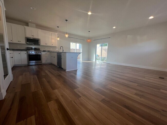 Foto del edificio - Charming three bedroom townhouse in the he...
