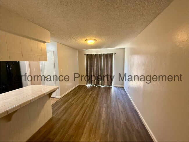 Foto del edificio - Cute 2 Story Condo in SW Bakersfield w/ Pool, RBP & $0 Deposit Option