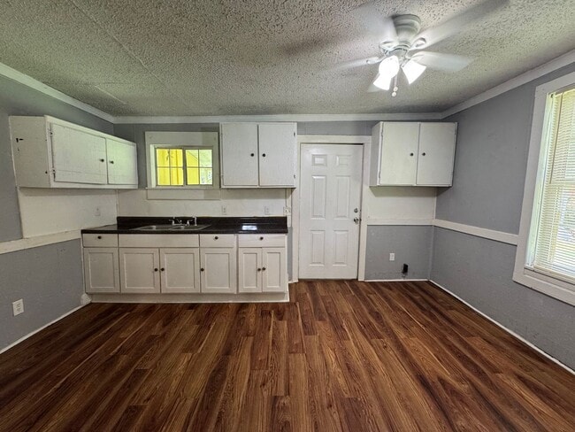 Building Photo - 2/1 Country House $895