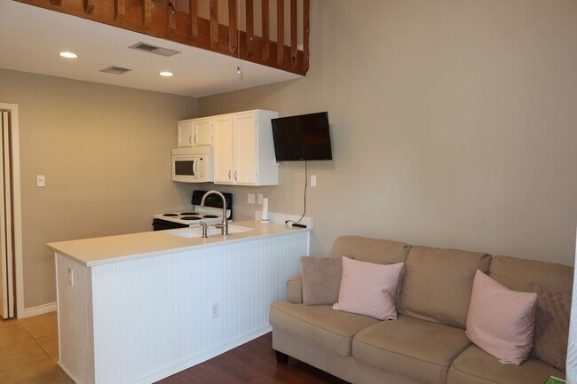 Foto del edificio - PEARL WEST CAMPUS - LOFTED 2BD / 1 BA - GATED - COVERED PARKING - WATER PAID
