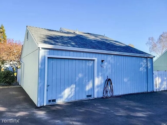 Building Photo - 105 Marina Dr S