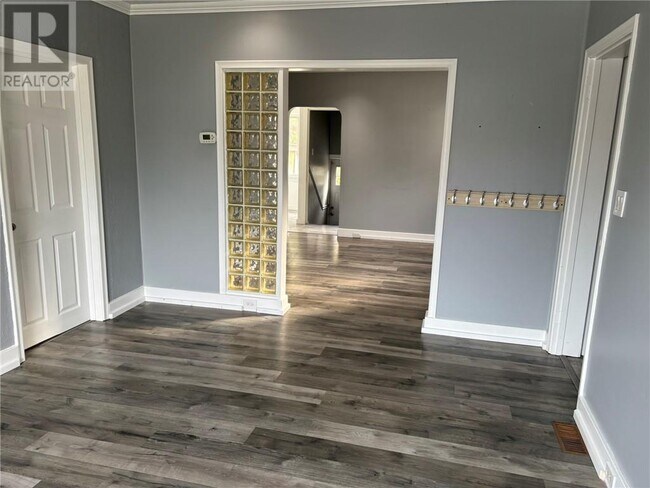 Photo du bâtiment - Spacious 2.5 Bed / 1 Bath Detached Home in...