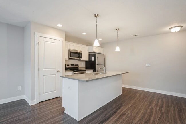 Building Photo - TERRIFIC LOCATION!!  2 Bedroom, 2 Bathroom Townhome in Ankeny