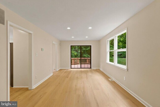 Building Photo - 7937 Valleyfield Dr
