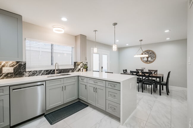 Building Photo - 11643 Village Place Dr