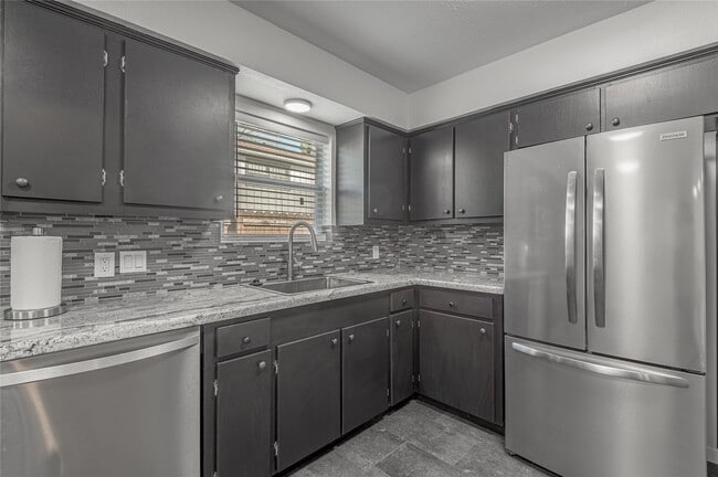 Building Photo - 1805 Ave Q