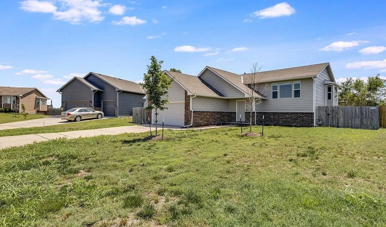 Foto principal - RECENTLY REDUCED! Stunning 5 Bed 3 Bath!