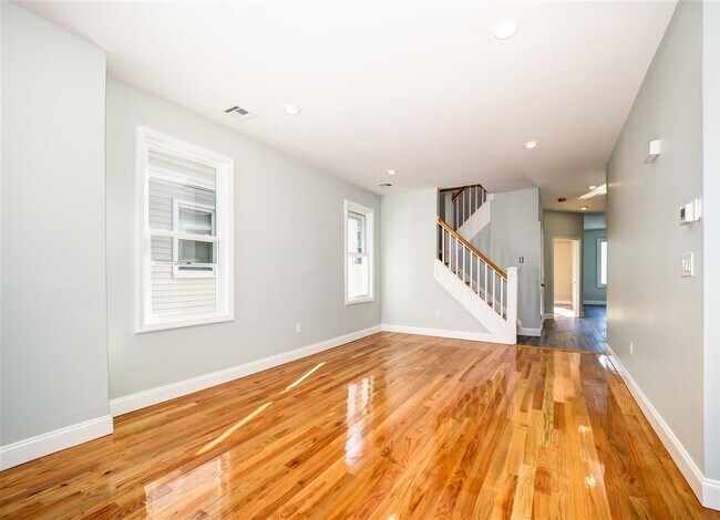 Building Photo - 184 W 49th St