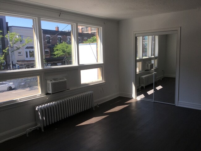 Building Photo - College and Palmerston 2 bedroom with balcony