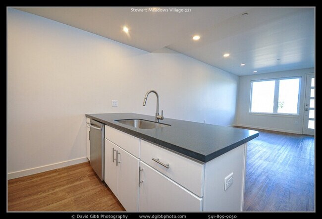 Foto del edificio - One bed, One bath Luxury Apartment at Stewart Meadows - Available June