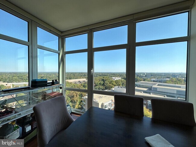 Foto del edificio - 8220 Crestwood Heights Dr