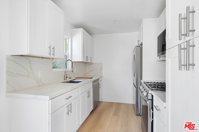 Building Photo - 814 3rd St