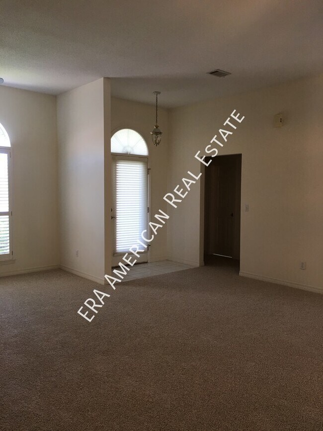 Building Photo - Walking distance to Harborwalk Village!