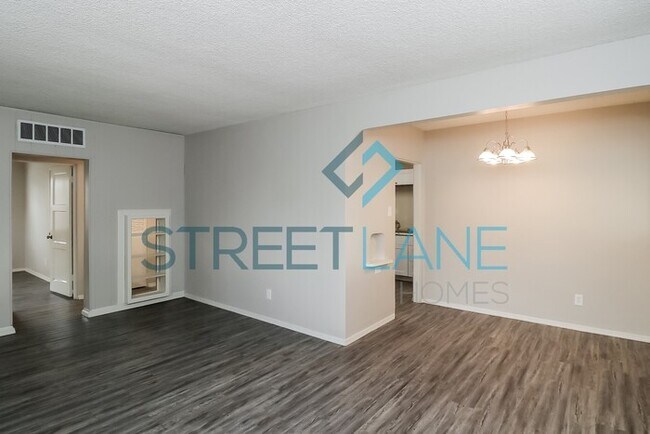 Foto del edificio - REDUCED! - Now offering first month's rent...
