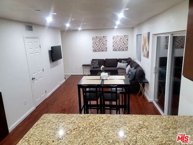 Foto del edificio - 1212 Cloverdale Ave