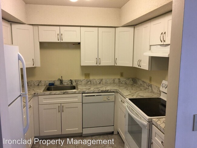 Building Photo - 30 Stoneycrest Dr