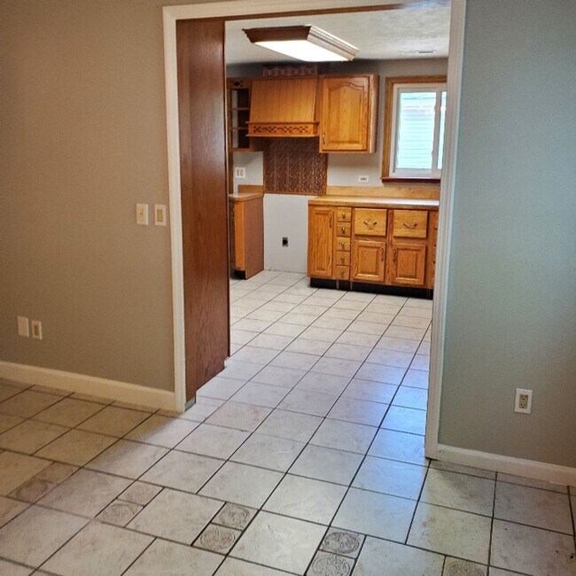 Building Photo - 4BDRM HOUSE FOR RENT