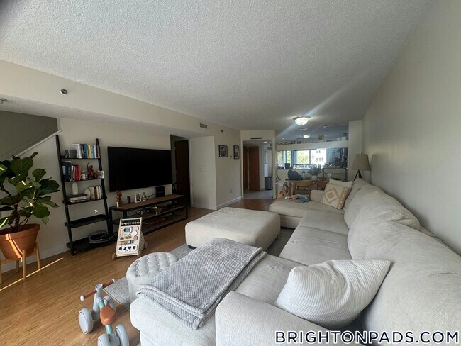 Foto del edificio - 150 N Beacon St