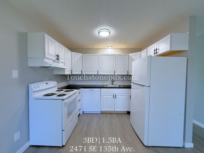 Foto del edificio - Updated 3 BR Apartment with Patio in Portland
