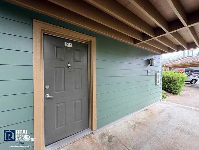 Foto del edificio - Updated 2 Bed Condo Near the Narrows – Water Views, Covered Parking & Prime Tacoma Location!