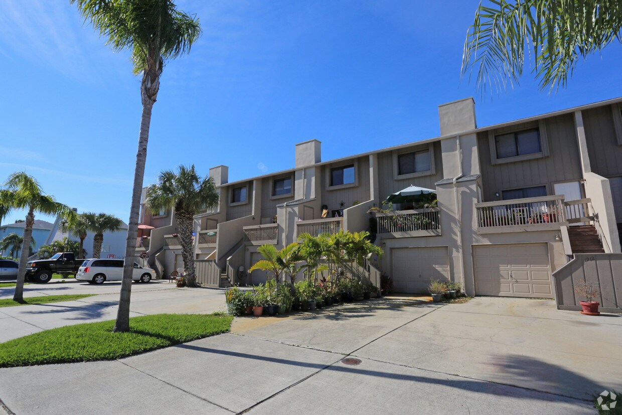 Foto del edificio - Beach Place Townhomes