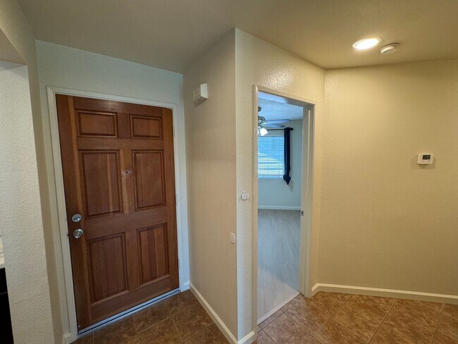 Building Photo - Beautiful 3 bedroom condo with views!