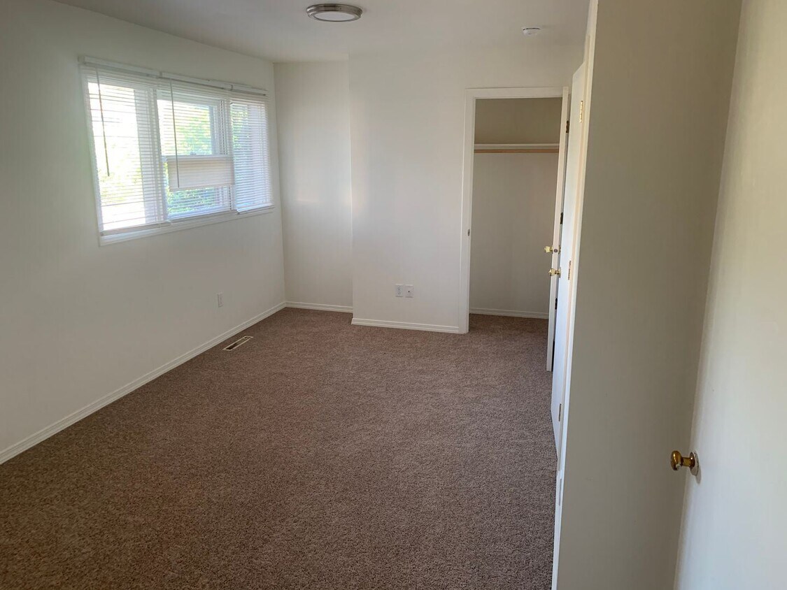 Foto principal - 3 br, 1 bath House - 215 SE 148th Ave