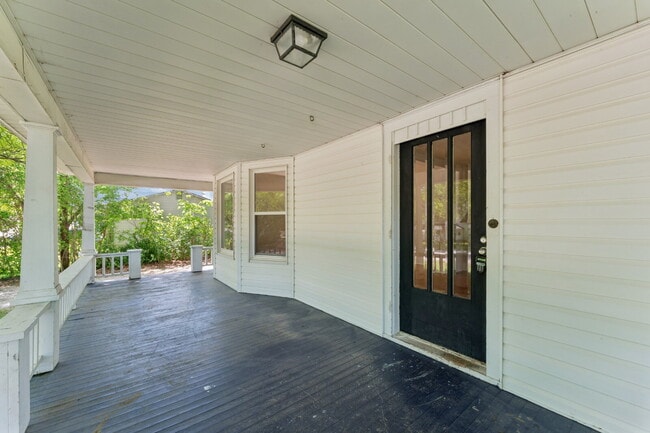Building Photo - Welcome home to this stunning, light-filled rental that truly has it all! Featuring huge living s...