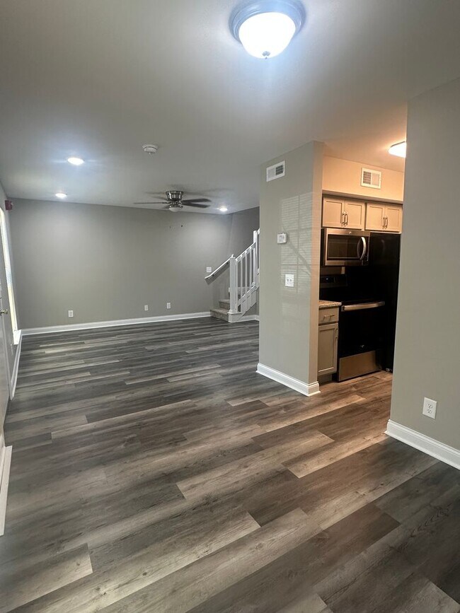 Foto del edificio - Stylish 2-Bed, 1.5-Bath Condo | Pool, Gym ...