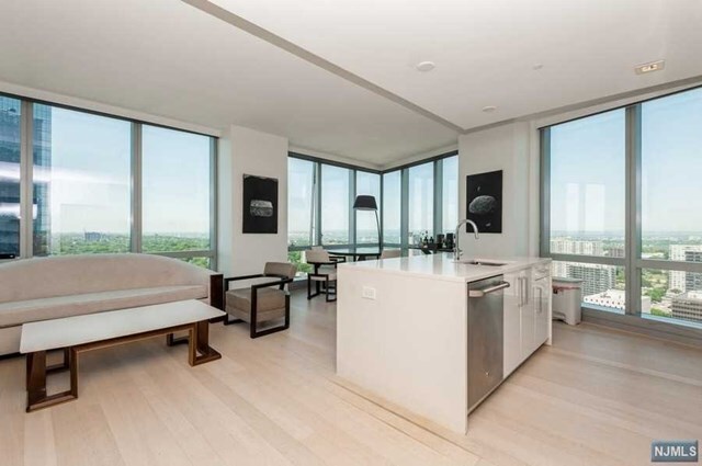 Primary Photo - 800 Park Ave
