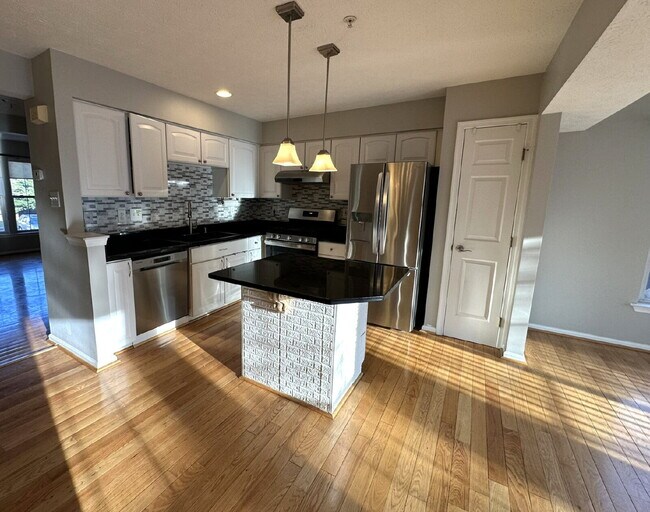 Foto del edificio - End-Unit Townhome in Owings Mills