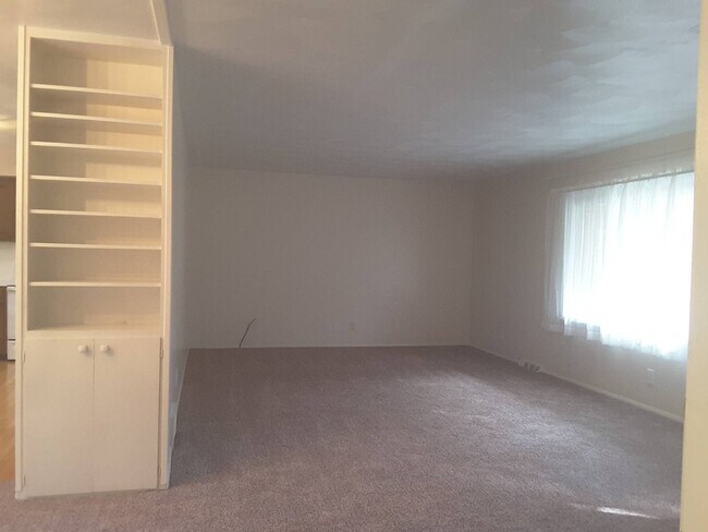 Building Photo - 3 Bedroom Ranch with River View in Jim Tow...