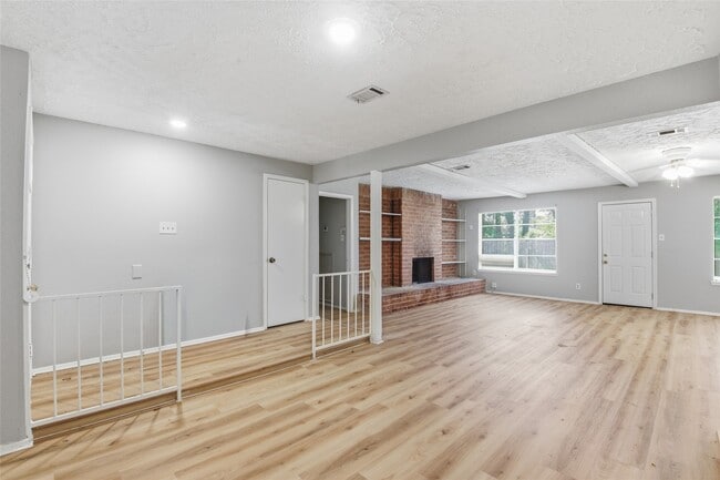 Foto del edificio - 6015 Knotty Post Ln