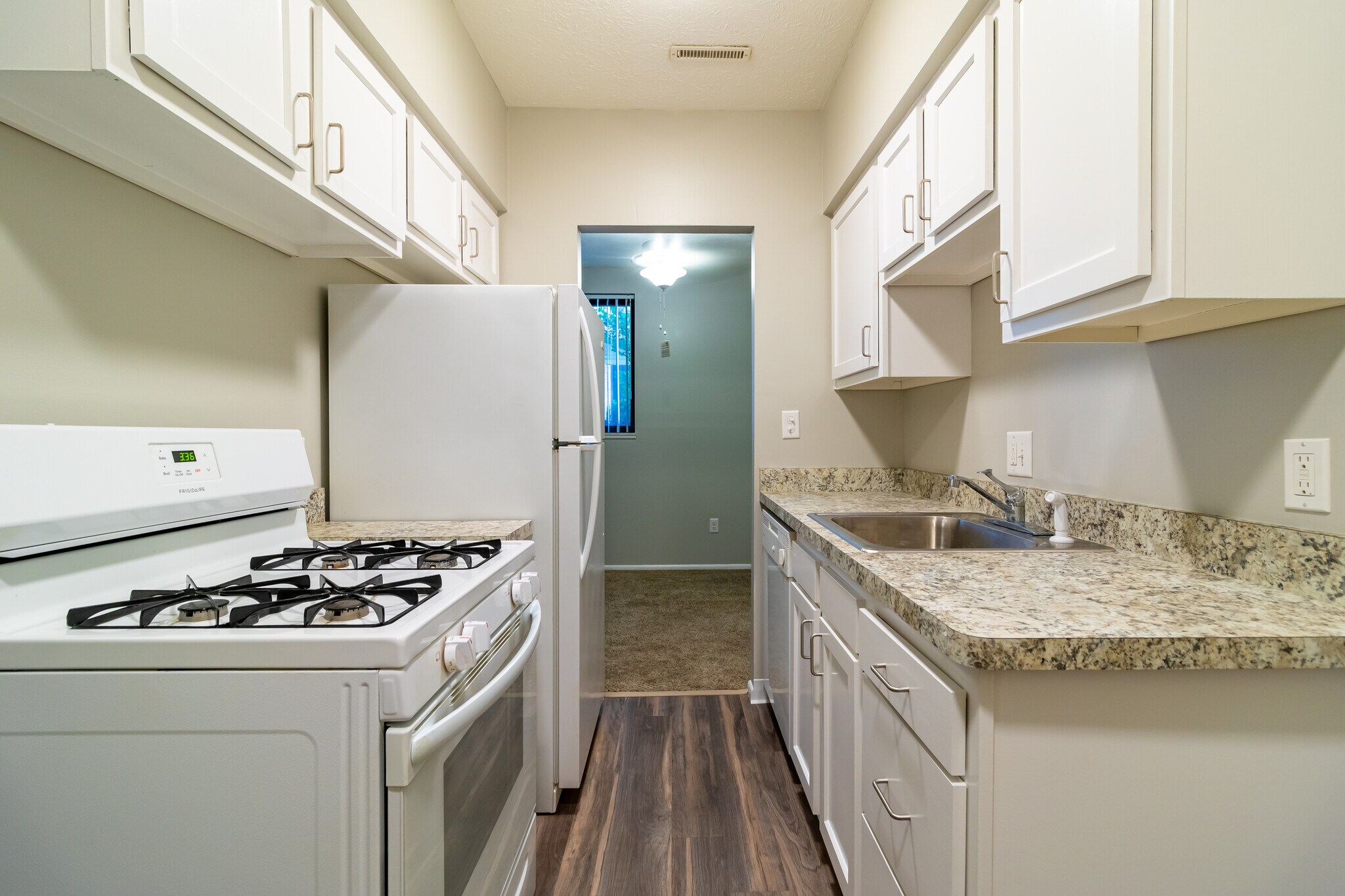 Valley Plaza Apartments – photo 1