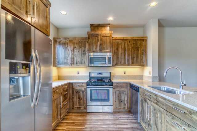 Building Photo - 646 NE Vail Ln