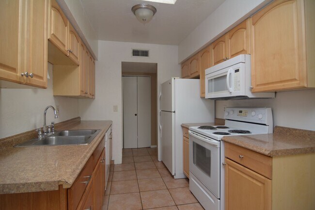 Building Photo - Charming 4 Bedroom 2 Bath Home! Great East...