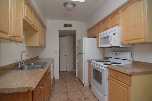 Foto del edificio - Charming 4 Bedroom 2 Bath Home! Great East...