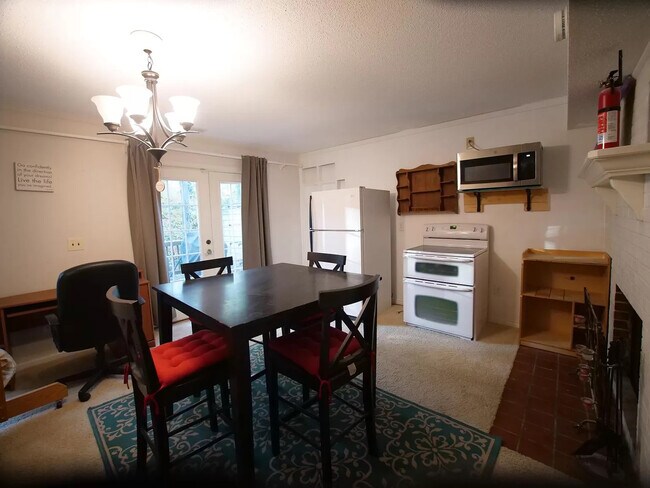 Foto del edificio - Room in Duplex on Dixon Dr