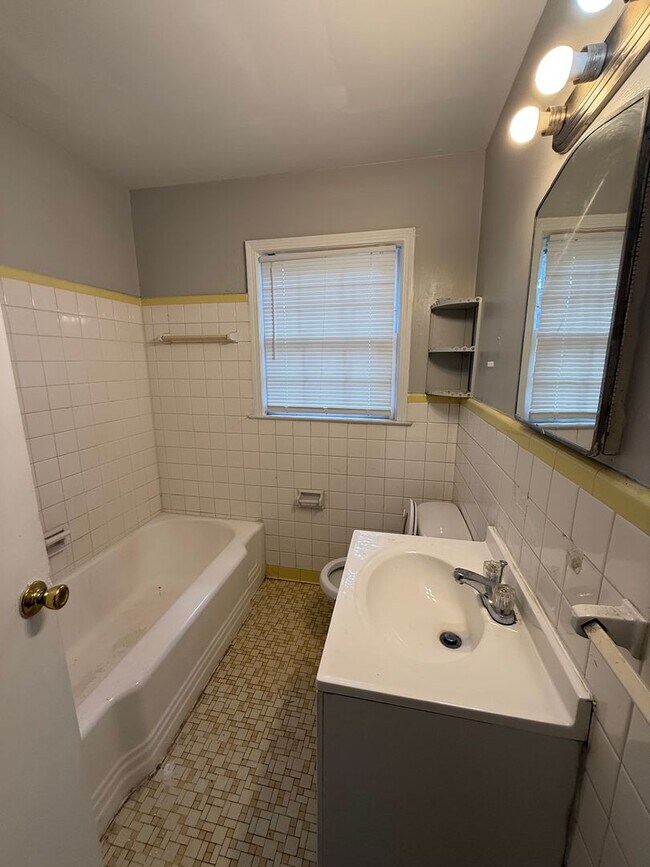Building Photo - Charming 4 bedroom 2 bath home in Oakhaven