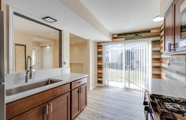 Building Photo - 1213 Cypress Dr